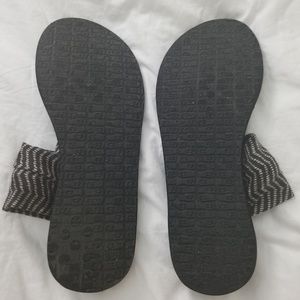 Sanuk sling sandals 9
